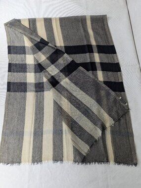 Burberry Mega Check 100% Cashmere Gray Scarf Shawl/Wrap Made in Italy